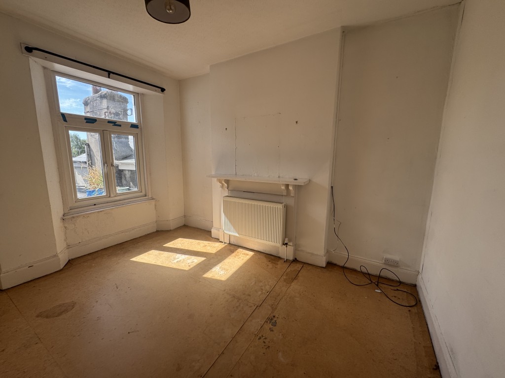 Lot: 117 - COMMERCIAL PROPERTY FOR INVESTMENT OR OCCUPATION IN POPULAR LOCATION - First floor room two